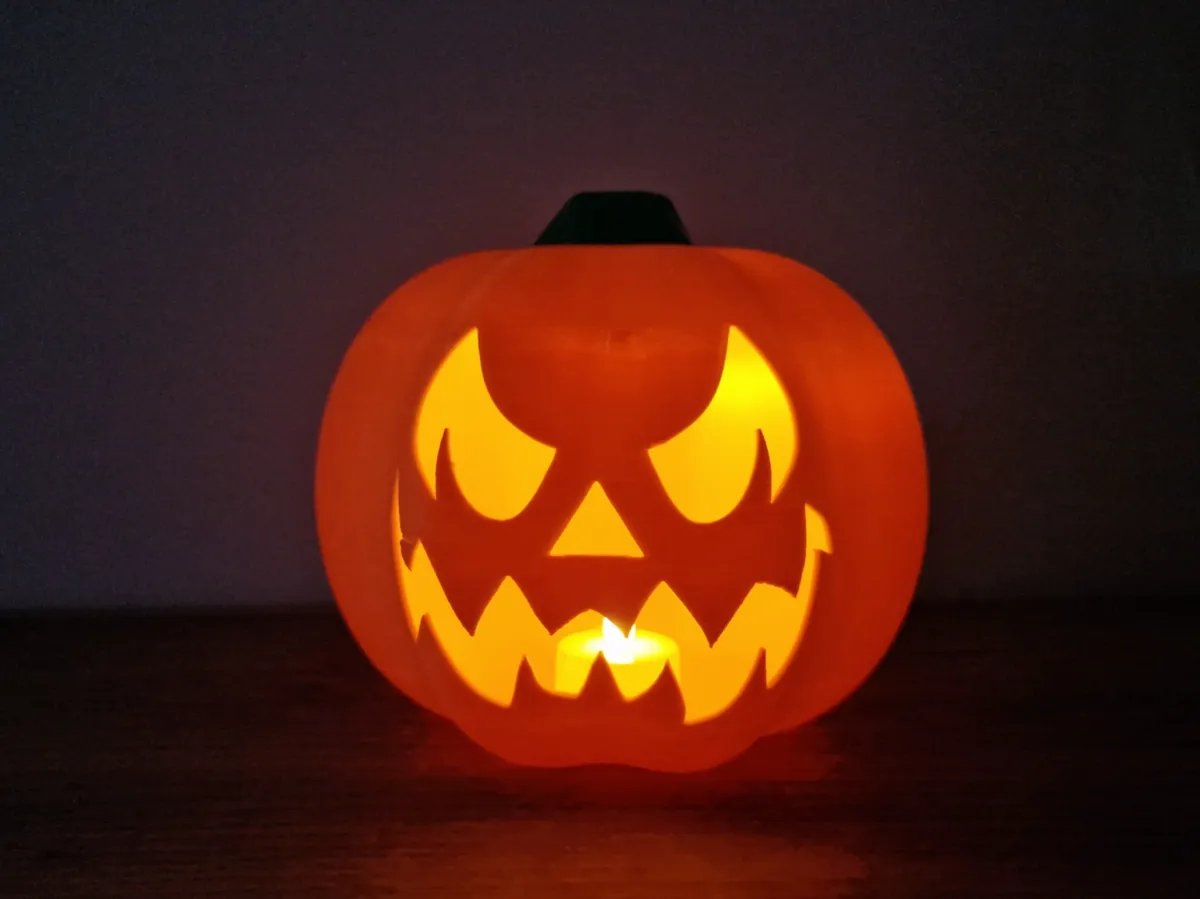 Calabaza de Halloween iluminada con su vela de té a pilas