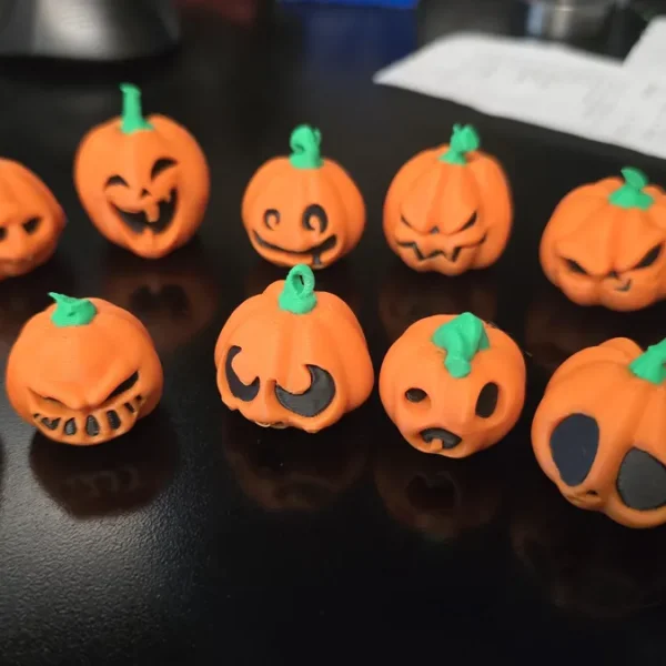 Juego de diez calabazas pequeñas con caras distintas